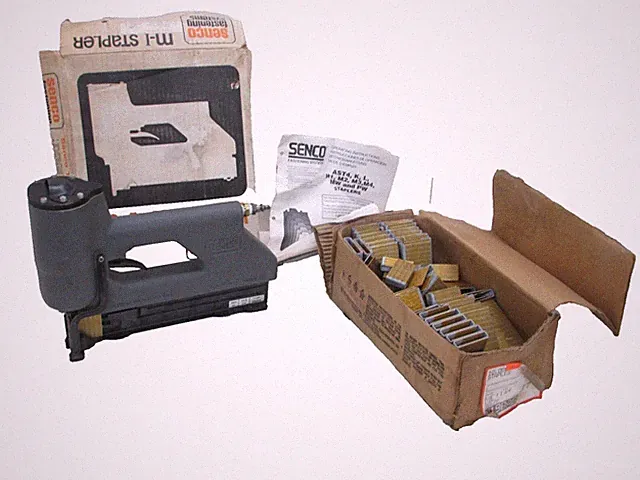 SENCO MI AIR POWERED STAPLE GUN, RANGE: 1" to 1-3/4", w/ PARTIAL BOX OF STAPLES